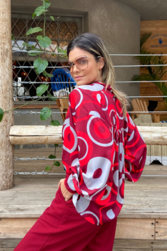 Blusa decote V manga longa em crepe Essential - comprar online