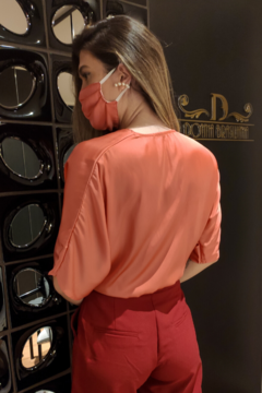 Blusa decote V com nó em crepe Essential - comprar online