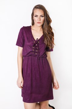 Vestido com decote tramado em suede