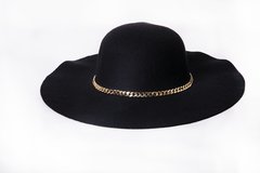 Chapéu em feltro com corrente dourada - comprar online