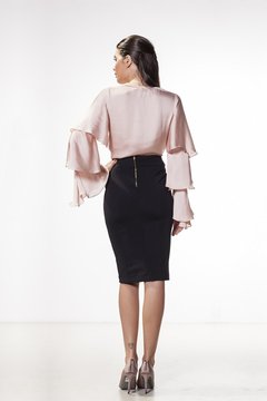 Blusa com mangas esvoaçantes em crepe de seda na internet