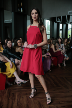 Vestido básico em crepe com ilhoses - loja online