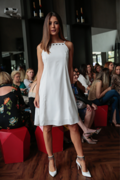 Vestido básico em crepe com ilhoses - Donna Brasiliana