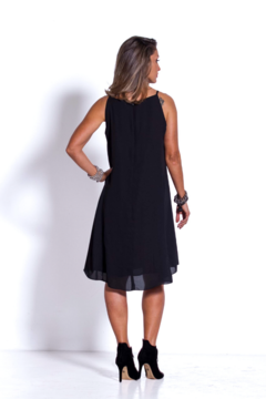 Vestido básico em crepe com ilhoses na internet