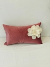 ALMOHADON VELVET CON APLIQUE DE FLOR