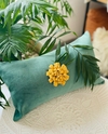 ALMOHADON VELVET CON APLIQUE DE FLOR
