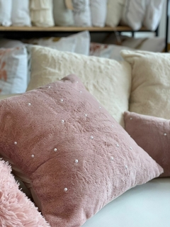 ALMOHADON CASTORINO CON PERLAS