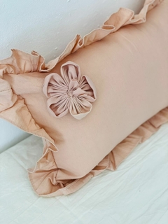 ALMOHADON TUSOR CON VOLADOS Y FLOR