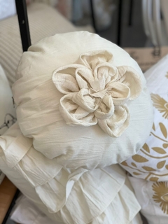 ALMOHADON TUSOR REDONDO CON FLOR