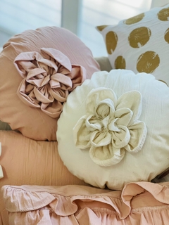 ALMOHADON TUSOR REDONDO CON FLOR - comprar online