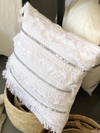 ALMOHADON BLANCO CON FLECOS Y LENTEJUELAS