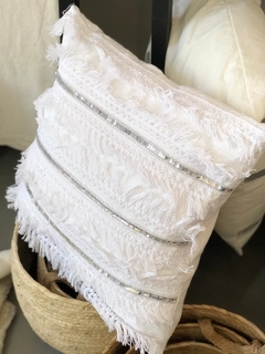 ALMOHADON BLANCO CON FLECOS Y LENTEJUELAS