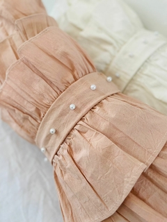 ALMOHADON TUSOR CON PERLAS Y VOLADOS