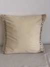 ALMOHADON NATURAL CON FLECOS Y LENTEJUELAS