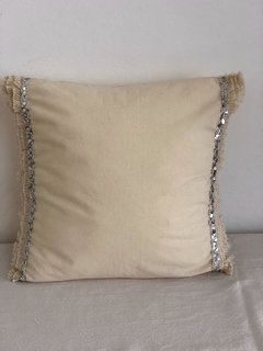 ALMOHADON NATURAL CON FLECOS Y LENTEJUELAS