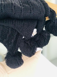 MANTA TEJIDA CON POMPONES - comprar online