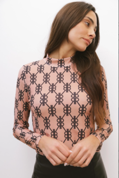 POLERA TINI - MONOGRAM CAMEL