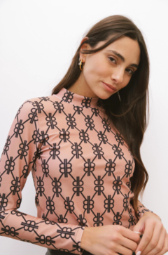 POLERA TINI - MONOGRAM CAMEL en internet