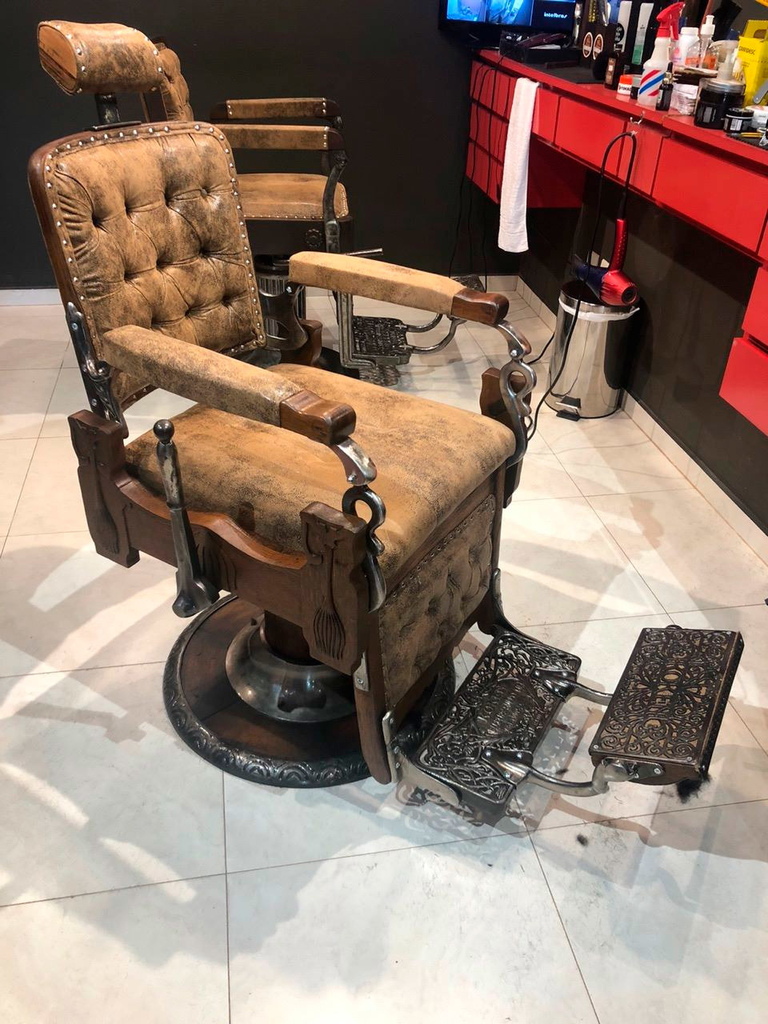Cadeira De Barbeiro Antiga E Restaurada