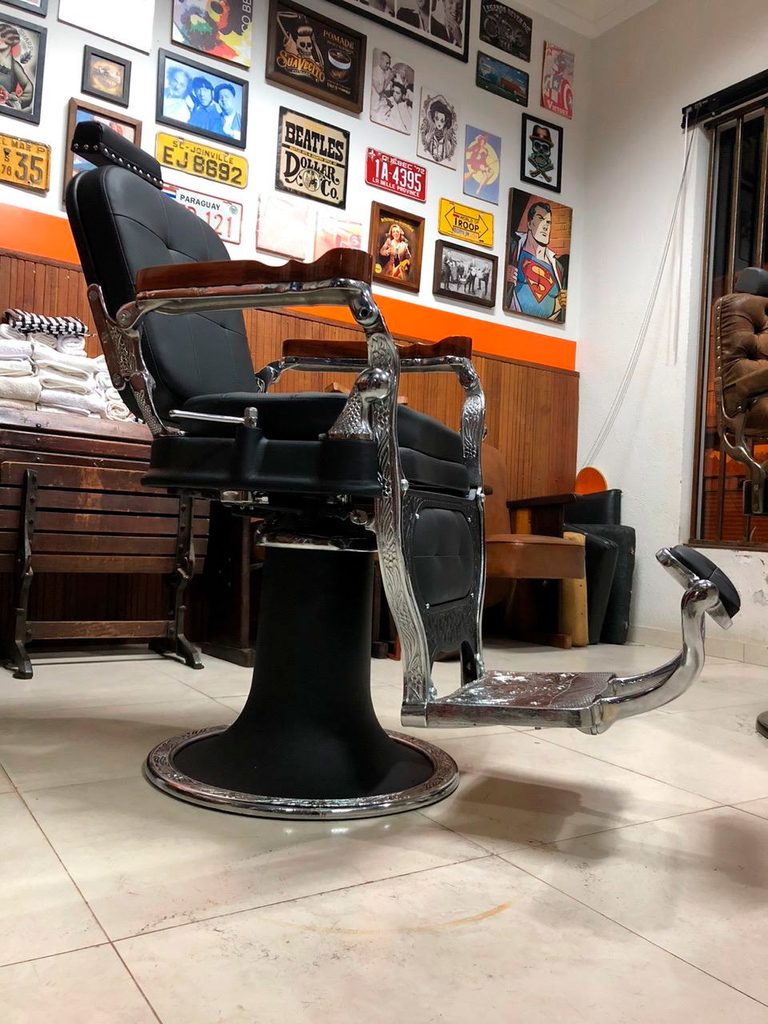 Nossa cadeira de barbearia americana marca Archer de 1891. – Foto