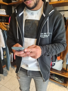 Campera Frizada Estampada -Negra - comprar online