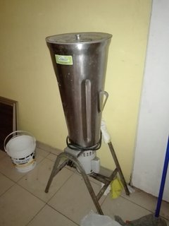MUY BUEN REMATE CAFETERIA HELADERIA EL JUEVES 25/4