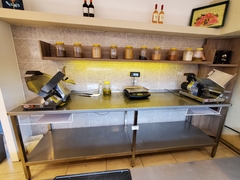 SEMINUEVA FIAMBRERIA BOUTIQUE - REMATE EL LUNES 18/7/22 - REMATES GASTRONOMICOS - REMATES ON LINE - FONDOS DE COMERCIO - SUBASTAS ON LINE