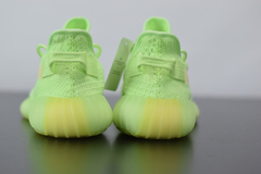 Tênis Adidas Yeezy Boost 350 V2 "Glow in the Dark" na internet