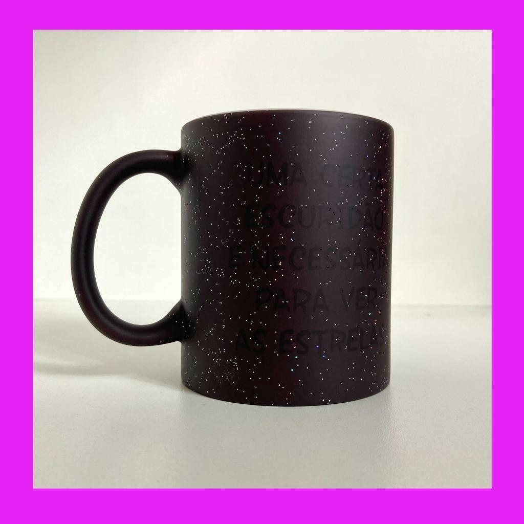 Caneca Mágica com glitter com frase Uma certa Escuridão é necessár Caneca Mágica com glitter com frase Uma certa Escuridão é necessár