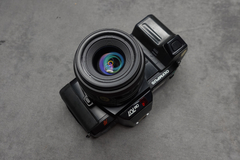 Olympus OM707 con lente Olympus 35-70mm f3,5-4,5