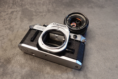 Imagen de Canon AE 1 con lente Canon FD 50 mm f 1,8