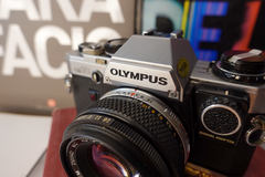 Olympus OM10 con adaptador manual - Oeste Analogico