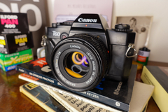 Canon T60 con lente Canon FD 50 mm f 1,8
