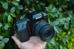Nikon F50 con lente Nikon Nikkor 35 - 80 mm f 4 - 5,6 en internet