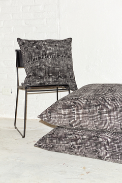 ALMOHADON 60X60 / FIBRON CRUZADO NEGRO