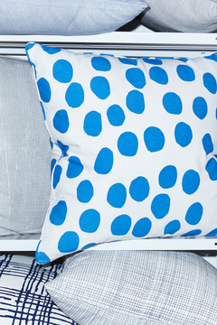 ALMOHADON 60X60 / LUNARES AZUL BIC