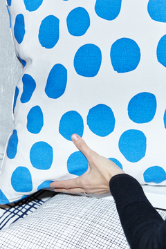 ALMOHADON 60X60 / LUNARES AZUL BIC - comprar online