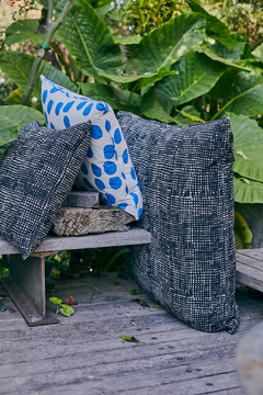 ALMOHADON 60X60 / LUNARES AZUL BIC - tienda online