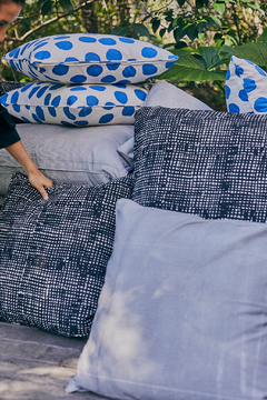 ALMOHADON 60X60 / MILIMETRADO NEGRO - LUNA/OKS