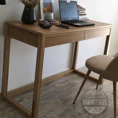 Escritorio de petiribi con 2 cajones. en internet