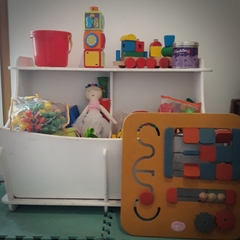 Cuarto Montessori: cama baja + juguetero bajo + mesa de luz o estantería - comprar online