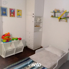 Cuarto Montessori: cama baja + juguetero bajo + mesa de luz o estantería