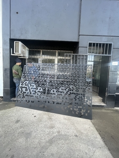Panel de chapa calada decorativo