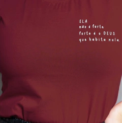 Blusa Ela não é forte. Forte é o Deus que habita nela - Sil Moda Catolica