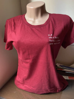 Blusa Ela não é forte. Forte é o Deus que habita nela na internet