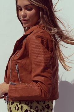 CAMPERA CUERO MIRI IMPORTADA - Sentite Guapa