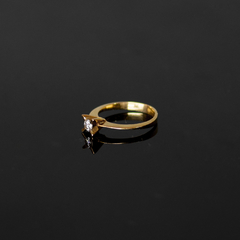 Anillo oro 18 kltes engarsado con un diamante central expuesto en 4 grifas - comprar online