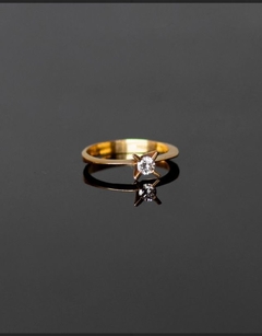 Anillo oro 18 kltes engarsado con un diamante central expuesto en 4 grifas