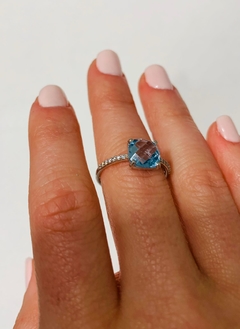 Anillo oro 18 kltes engarsado con grifas y engarsado a mano - Miller Joyeros
