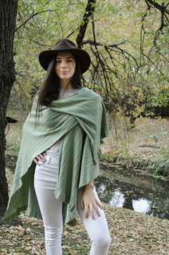 Ruana de lana volados color verde oliva - comprar online
